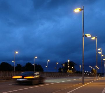 پایه چراغ روشنایی با لامپ های متحرک، چه مزایایی دارد؟